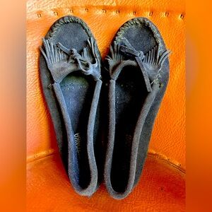 Minnetonka Women's Navy Blue Moccasin Shoes